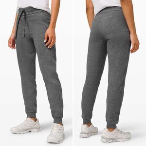 Lululemon Scuba Jogger in Heathered Speckled Black Size 6